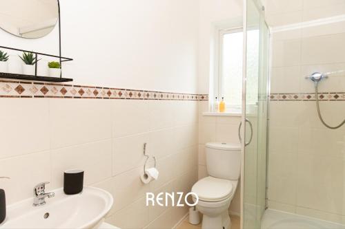 Bathroom, Inviting 2-bed Home in Nottingham by Renzo, Free Wi-Fi, Ideal for Contractors in Mapperley