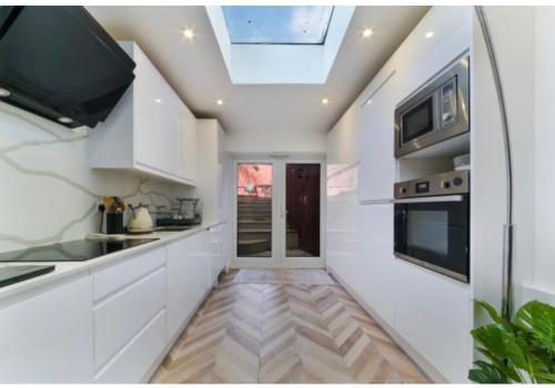 4 Bedrooms Villa, Hugh Street Central London in London