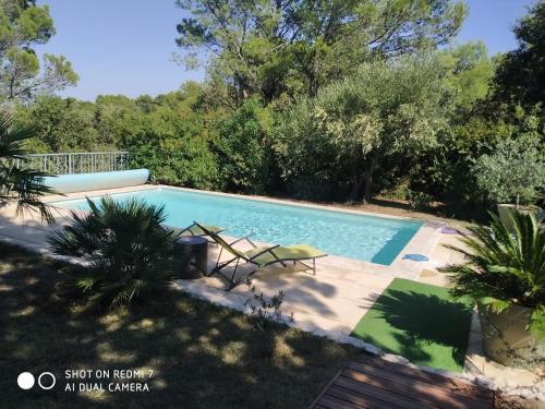 Proche Uzès petit gîte avec grande cuisine d'été et piscine - Location saisonnière - Saint-Siffret