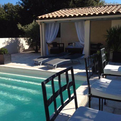 Úszómedence, Gite Au fond du jardin in Saint-Saturnin-les-Avignon