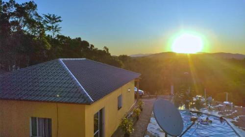 Lindo chalé no alto da colina, vista paradisíaca do por do sol, proximo a praia e cachoeiras