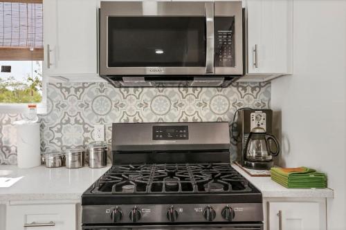 Beach house - 3BR Beach Gem - 30ft to Sand & Walk to Amusement Park in Hazlet (NJ)
