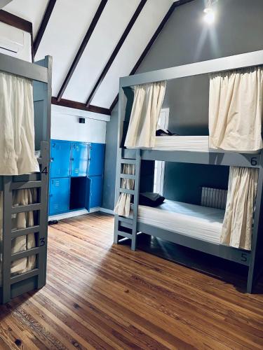 8-Bed Mixed Dormitory Room image 10
