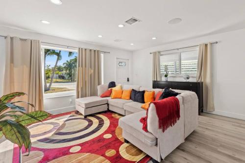 Paradise King Bed Crib Game Room Hot Tub 7m Beach Washer Dryer in Deerfield Beach, USA