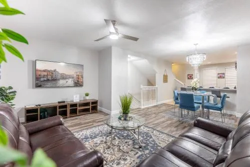 3BR Townhouse w Perfect Location photo 2
