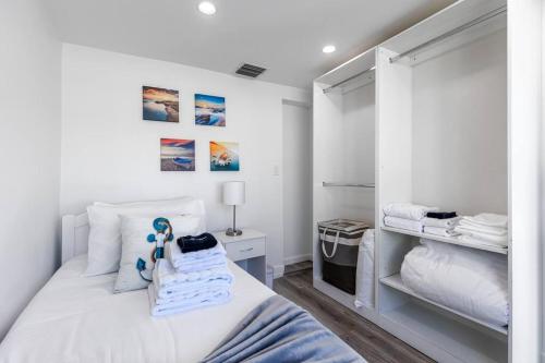 Paradise King Bed Crib Game Room Hot Tub 7m Beach Washer Dryer in Deerfield Beach, USA