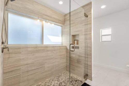 Paradise King Bed Crib Game Room Hot Tub 7m Beach Washer Dryer in Deerfield Beach, USA