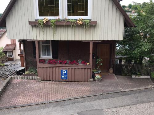 Retro Ferienwohnung mit Schlossblick im Nordschwarzwald in 阿爾滕施泰格