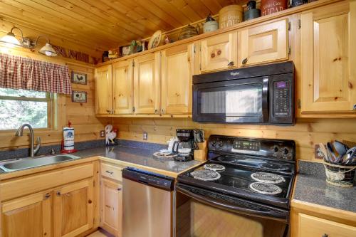 Multi-Level Porch in Forest Smoky Mountain Cabin! in Wears Valley (TN)