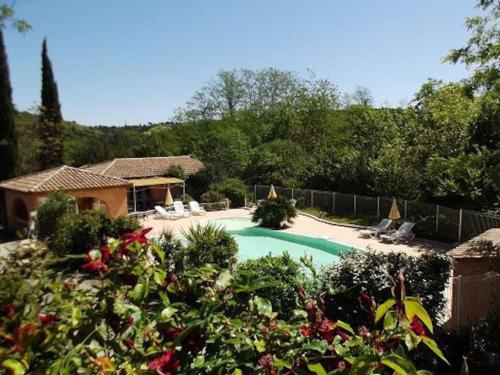 Sud Ardeche joli chalet clim piscine rivière LE CERF Village du serre gîte à louer Chambonas