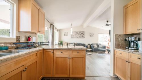 Home Ensuite With Panoramic City View