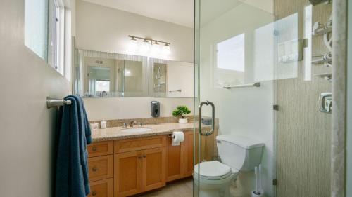 Home Ensuite With Panoramic City View