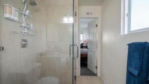 Home Ensuite With Panoramic City View