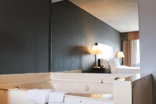 บริการและสิ่งอำนวยความสะดวก, Baymont by Wyndham Flint Airport North in ฟลินท์ (MI)