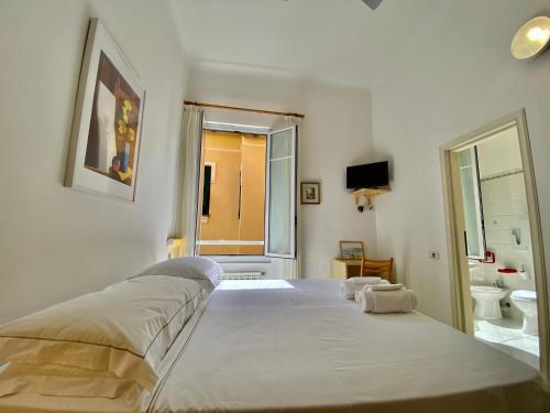 Economy Double or Twin Room image 2