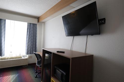Days Inn by Wyndham Flint/Bishop International Airport - image 6