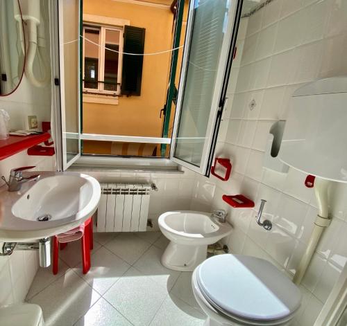 Economy Double or Twin Room image 3