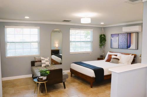 View, Luxury Studio Suite close to Tampa Airport in Golfwood Estates