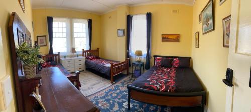 1 queen bed, 2 twin beds