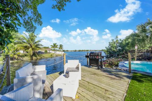 Dior Lake Front Villa With Infinity Pool in Country Club