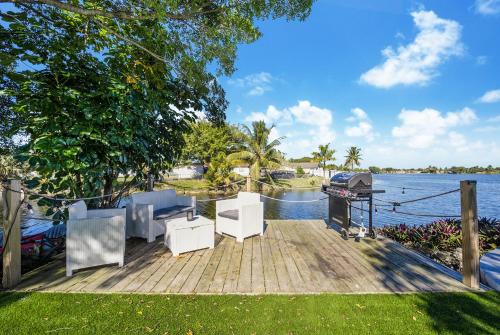 Dior Lake Front Villa With Infinity Pool in Country Club