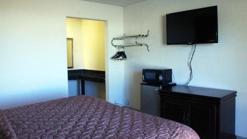 Royal Inn & Suites – Tyler, TX