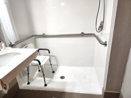 King Room with Roll-in Shower - Mobility Access/Non-Smoking