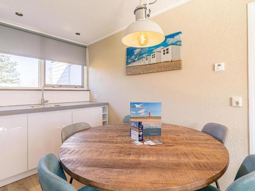 Kitchen, Cozy holiday home with hot tub on Texel in Den Burg
