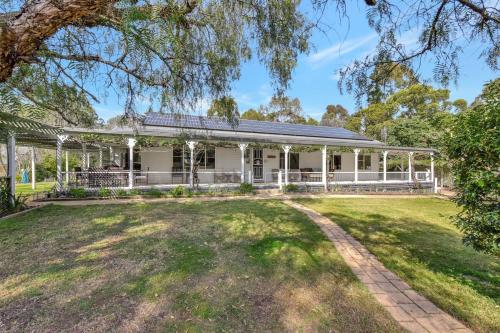 Tabitha Hill Homestead close to wineries and nature