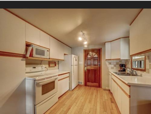 Lovely waterfront private cottage with hot tub in Kawartha Lakes in Moore Falls