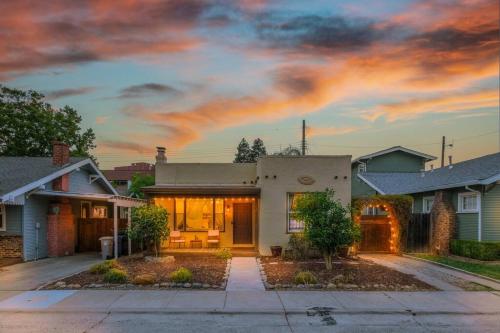 B&B Sacramento - Unique Bungalow w/ hot Spa in DT - Bed and Breakfast Sacramento