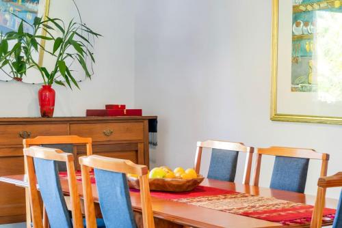 'Tamarind Retreat' A Leafy Coastal Home