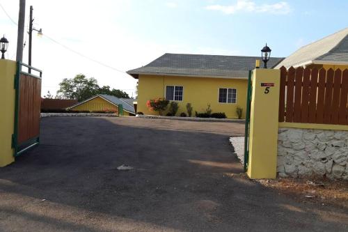 1 BDR Apt #5 at Ramparts Near Sangster Airport, Montego Bay (zdjęcie 4)