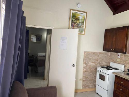1 BDR Apt #5 at Ramparts Near Sangster Airport, Montego Bay (zdjęcie 10)
