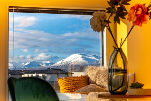 Apartment with Mountain View