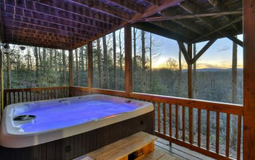 Deer Haven Bungalow Mountain views hot tub and fireplace - Accommodation - Ellijay