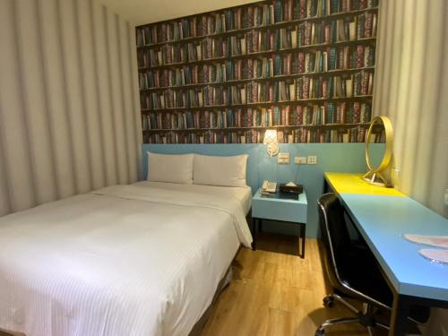 room detail thumbnail 1