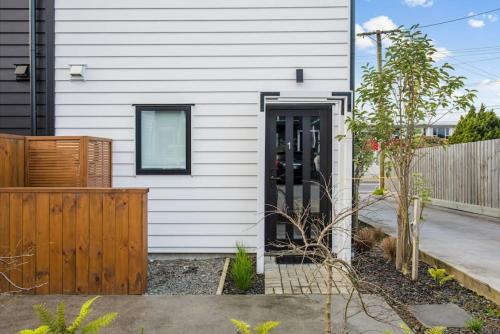 Stunning 2BR in Kelston - WIFI - Carpark