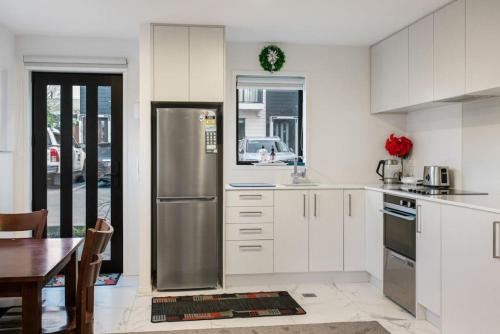 Stunning 2BR in Kelston - WIFI - Carpark