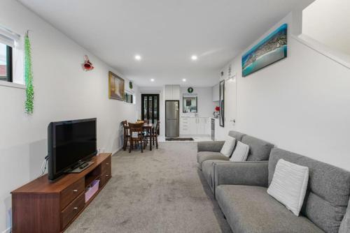 Stunning 2BR in Kelston - WIFI - Carpark