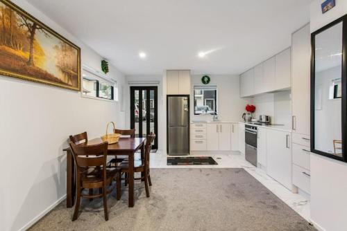 المرافق, Stunning 2BR in Kelston - WIFI - Carpark in تي أتاتو