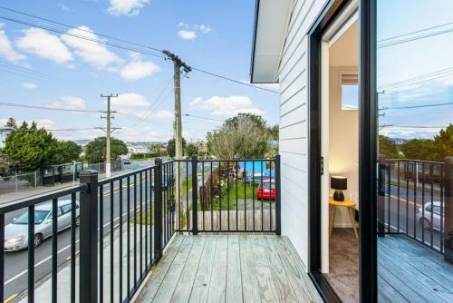 شرفة/ تراس, Stunning 2BR in Kelston - WIFI - Carpark in تي أتاتو