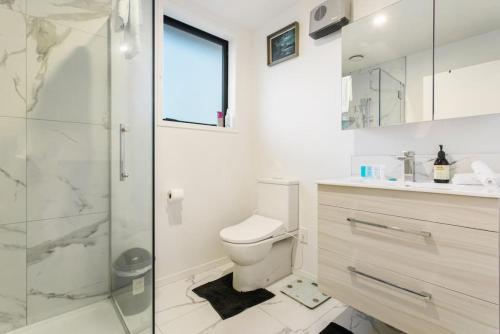 حمام, Stunning 2BR in Kelston - WIFI - Carpark in تي أتاتو