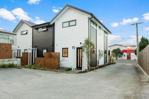 المنظر الخارجي, Stunning 2BR in Kelston - WIFI - Carpark in تي أتاتو