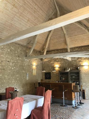 Bar/lounge, Suite en Chambre d'hotes La Vigenna in Velleches