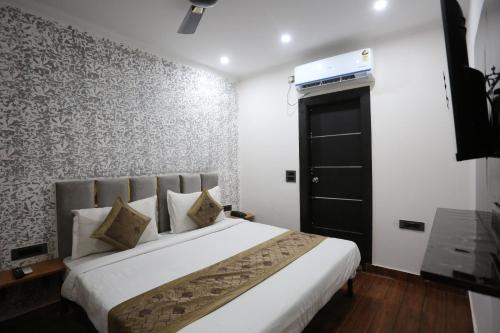 Hotel Twamev Couple Friendly Laxmi Nagar