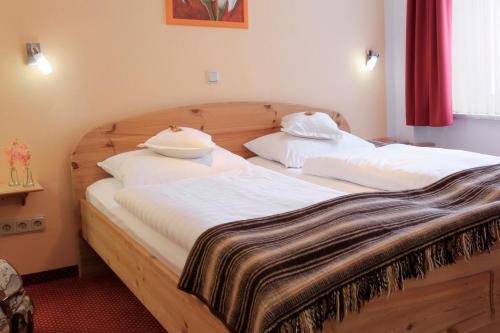 1 king bed, 1 sofa bed