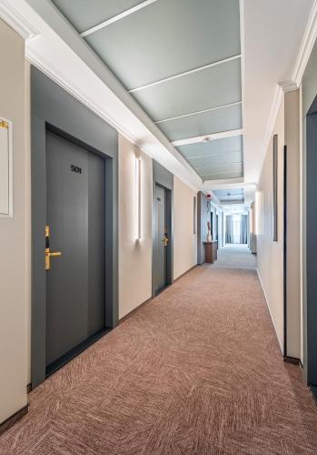 Regency Hotel - image 8