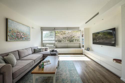 Chic 2BR Apt w Large Windows in Tel Aviv Old North Sea N' Rent