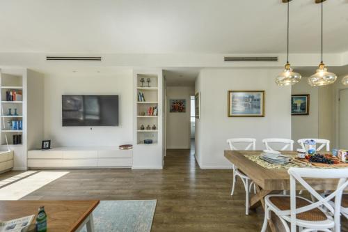 Chic 2BR Apt w Large Windows in Tel Aviv Old North Sea N' Rent